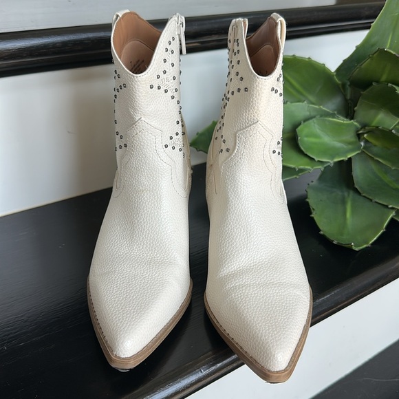 White Western Cowgirl Boots, Genuine Leather Look, Studded, Size 7 – Like New - Picture 5 of 8